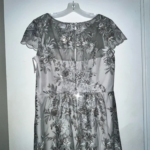 NWT Oleg Cassini Stunning Silver Floral Dress - Picture 5 of 5